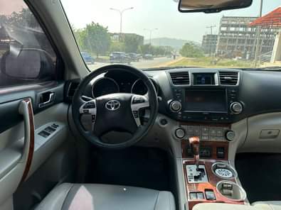 A picture of REGISTERED 2013 TOYOTA HIGHLANDER LIMITED EDITION FULL OPTION WITH THUMB