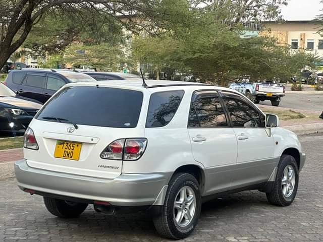 A picture of TOYOTA HARRIER OLD