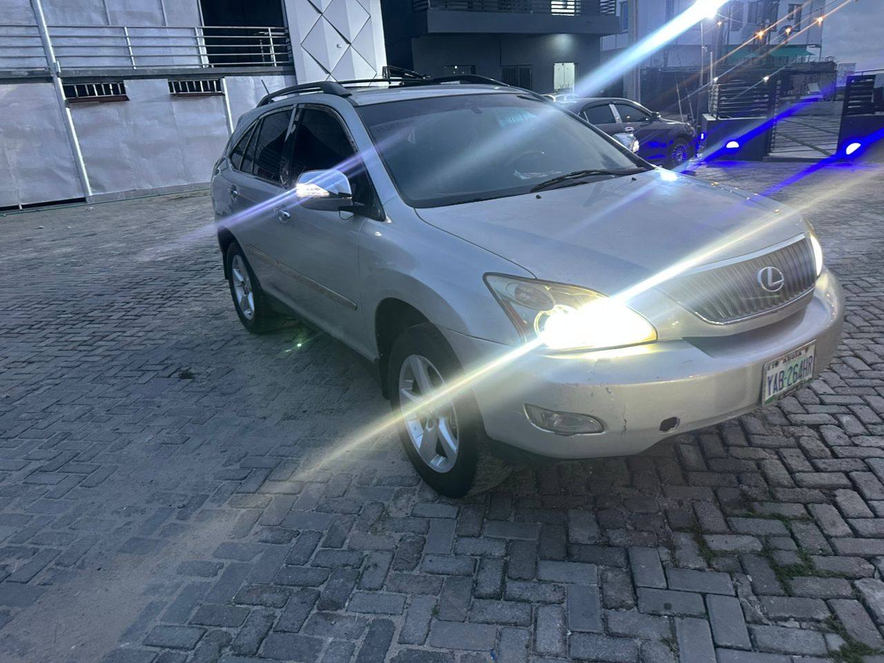 A picture of LEXUS RX330 06
