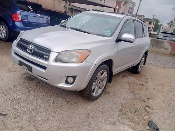 A picture of 2009 Rav4 registered but never been used. Very Tokunbo STANDARD