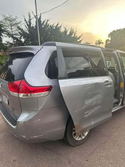 A picture of 2010 Toyota sienna. 08036407690