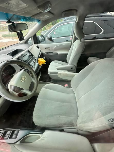 A picture of Toyota Sienna 2013