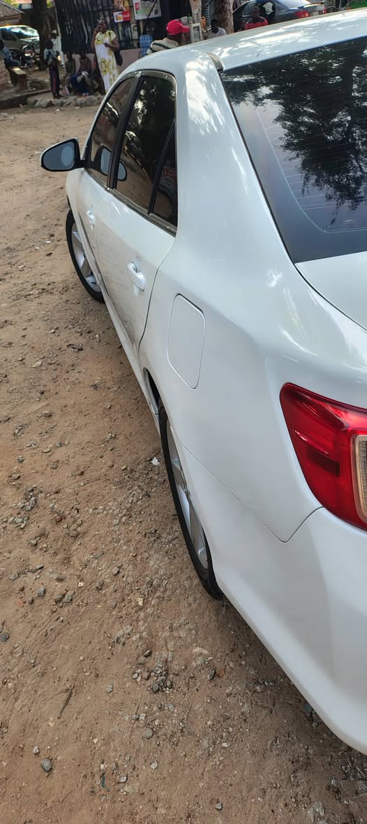 A picture of Distress Distress Distress Toyota camry 2012