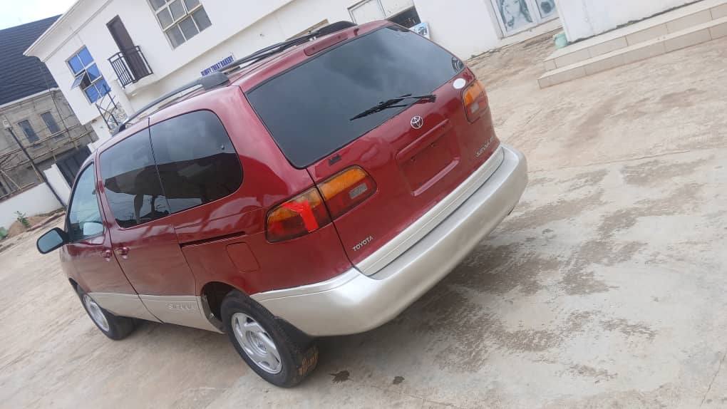A picture of Toyota sienna extremely Clean and Everything working perfectly