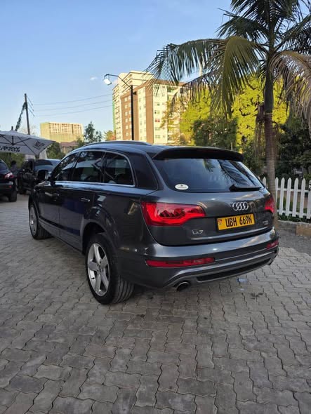 A picture of 2013 Audi q7