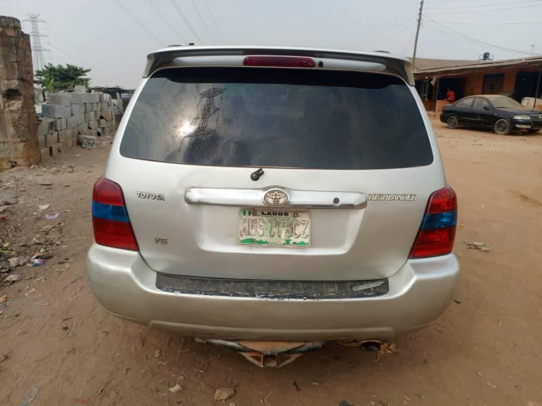 A picture of 2005 Toyota suv