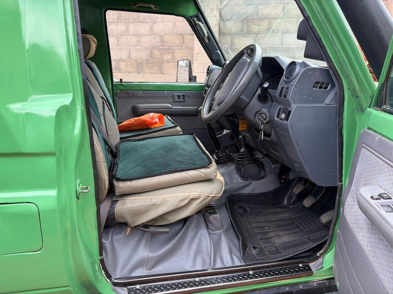 A picture of 2001 good land cruiser tourist vehicle