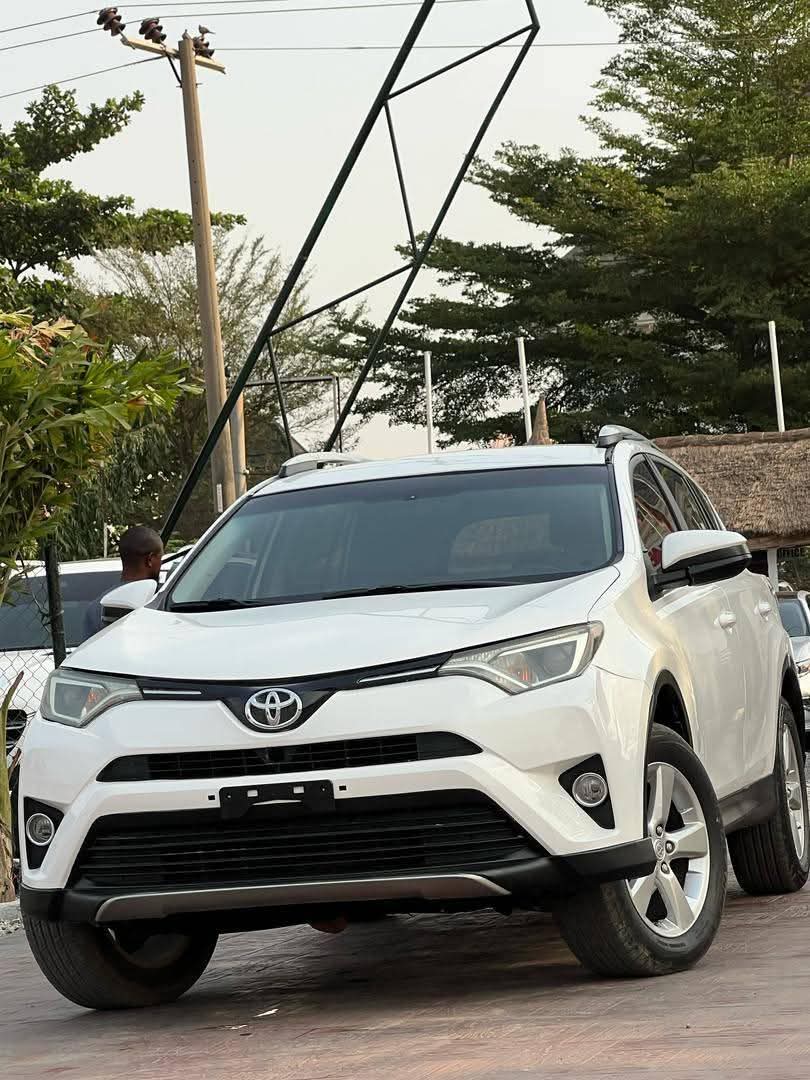 A picture of 2017 Toyota rav4