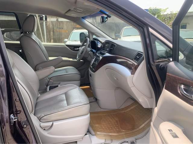 A picture of Nissan Quest 2011