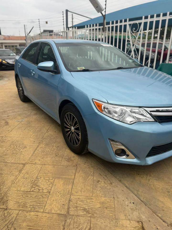 A picture of 2012 toks Toyota Camry LE