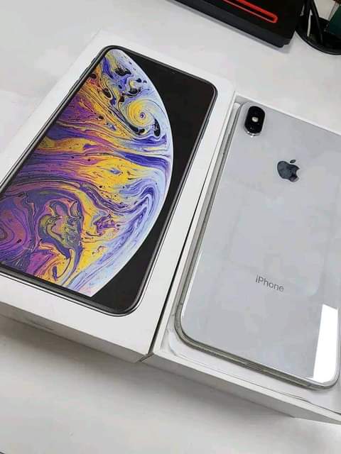 A picture of iPhone x on promo