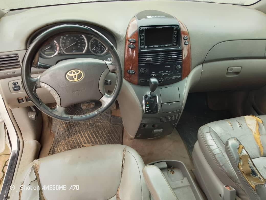 A picture of Toyota sienna XLE 2006 model