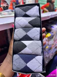 A picture of Men s socks kwa box kama lilivyo pair tano