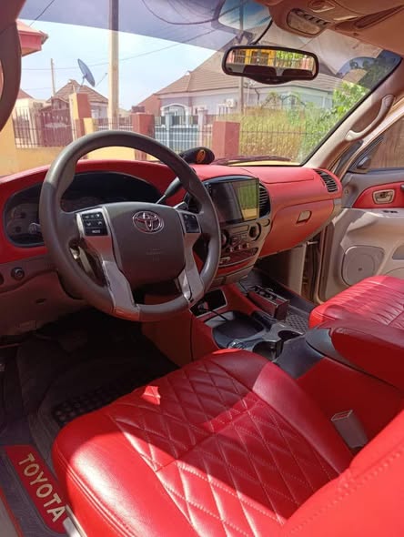 A picture of 2002 Toyota sequio sequel