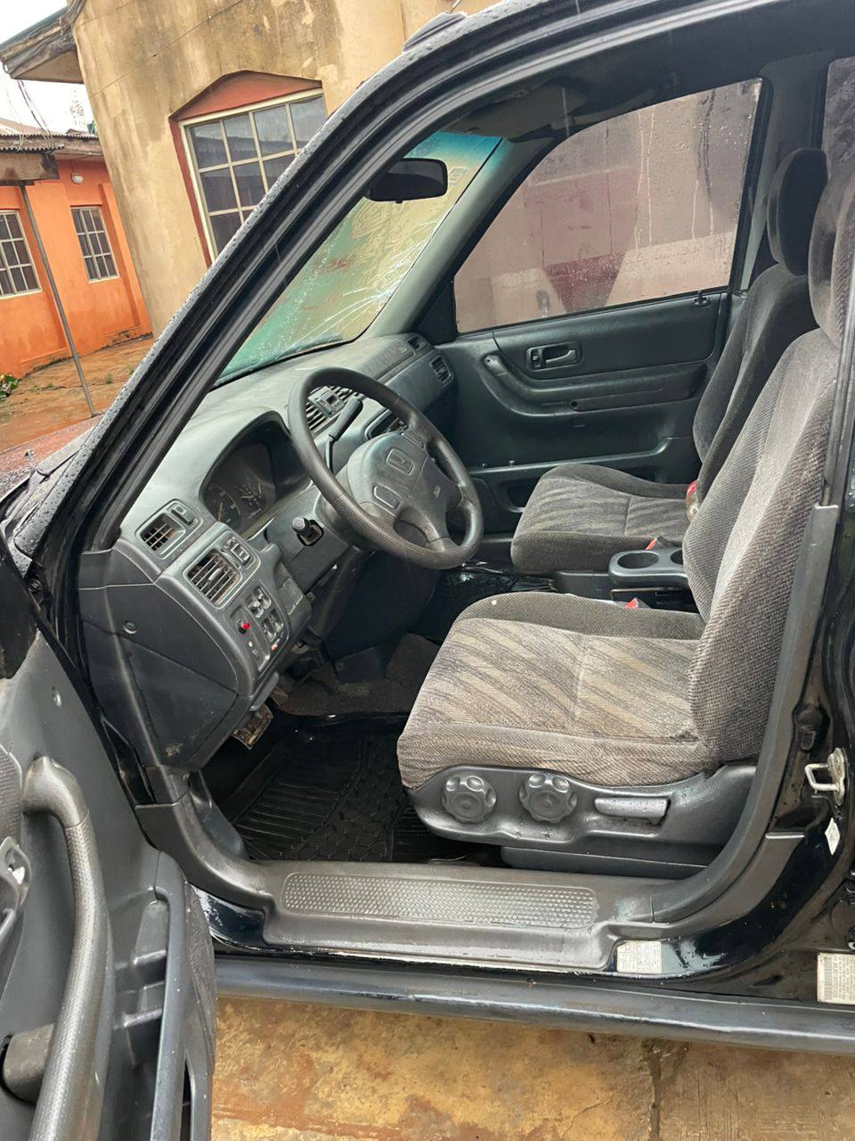 A picture of Good deal sharp clean Naija use honda Crv 2000 .