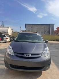 A picture of 2012 Toyota Sienna White