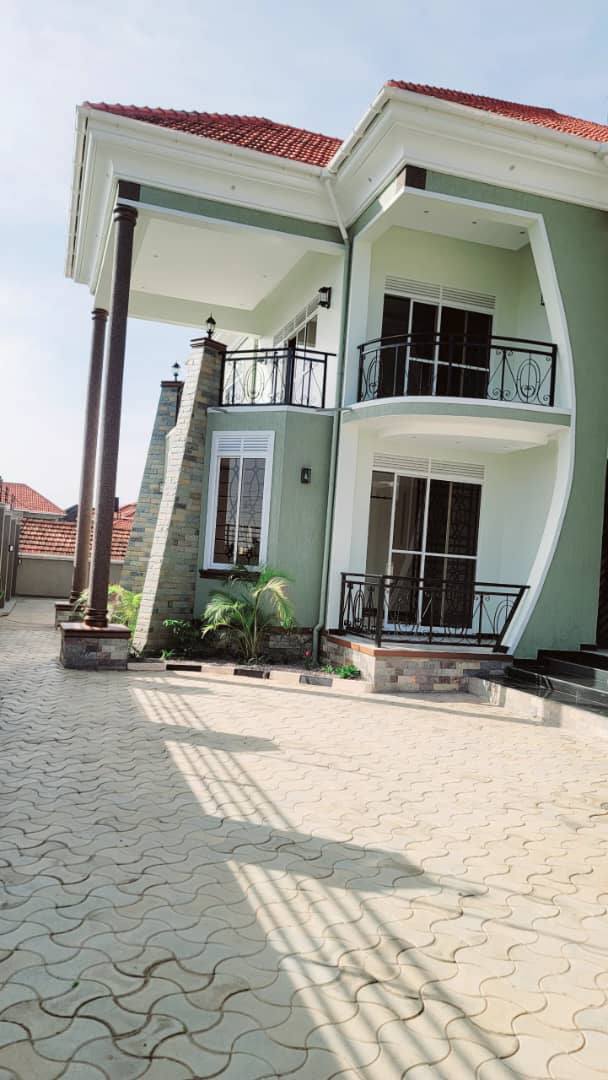A picture of Newly flat house for sale 5 bed s and buysquatars