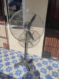 A picture of Feni kubwa heavy duty inapuliza kama AC yani joto huliskiii