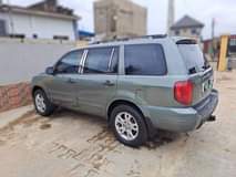A picture of 2004 Honda Pilot Jeep