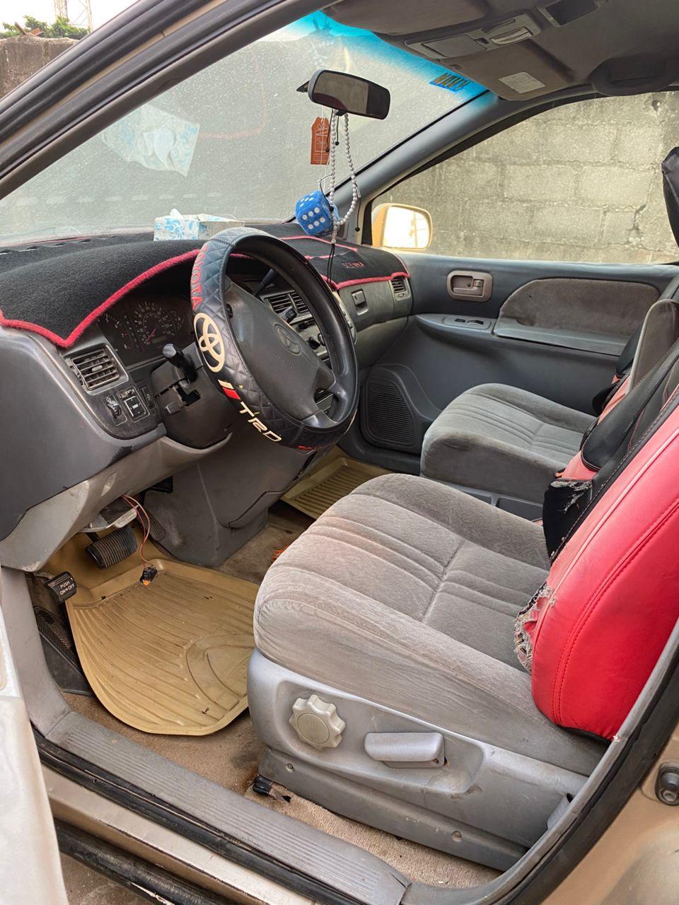 A picture of TOYOTA SIENNA 2002