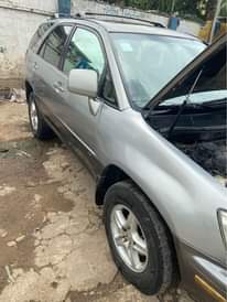 A picture of Toyota lexus RX300 good engine and gear with chilling a