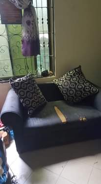 A picture of sofa lakibadilisha kitambaa tu