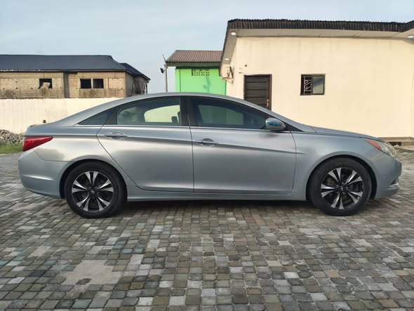 A picture of Hyundai sonata 2012