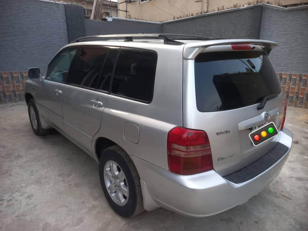A picture of Highlander 2003 model very clean