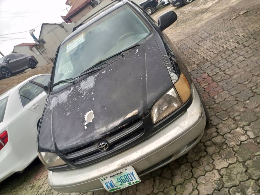 A picture of Toyota sienna Nigeria used first body everything is working perfect