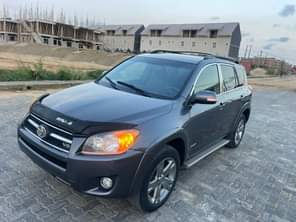 A picture of This is sparkling clean reg Toyota rav4 2011 model full