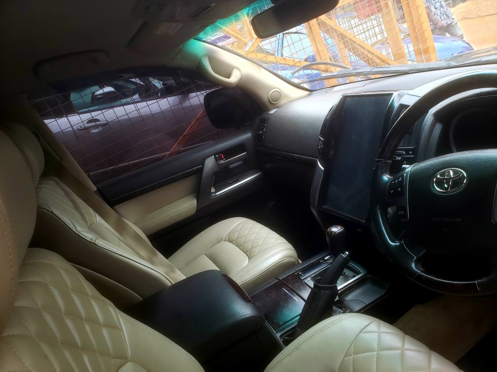 A picture of Landcruiser V8 model 2008 for sale