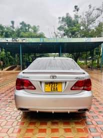 A picture of TOYOTA CROWN
