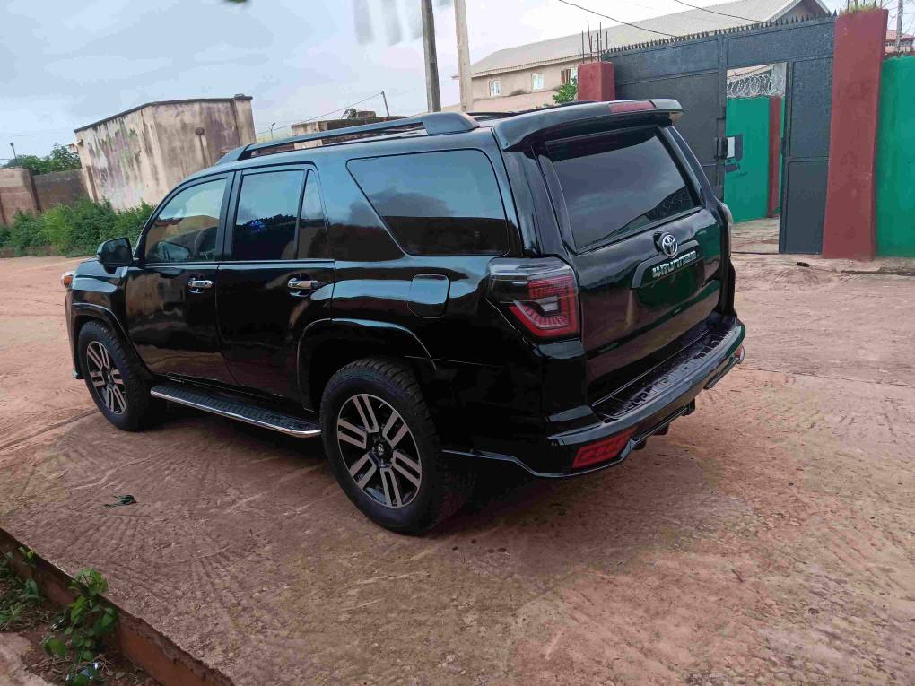 A picture of Toyota 4runner with