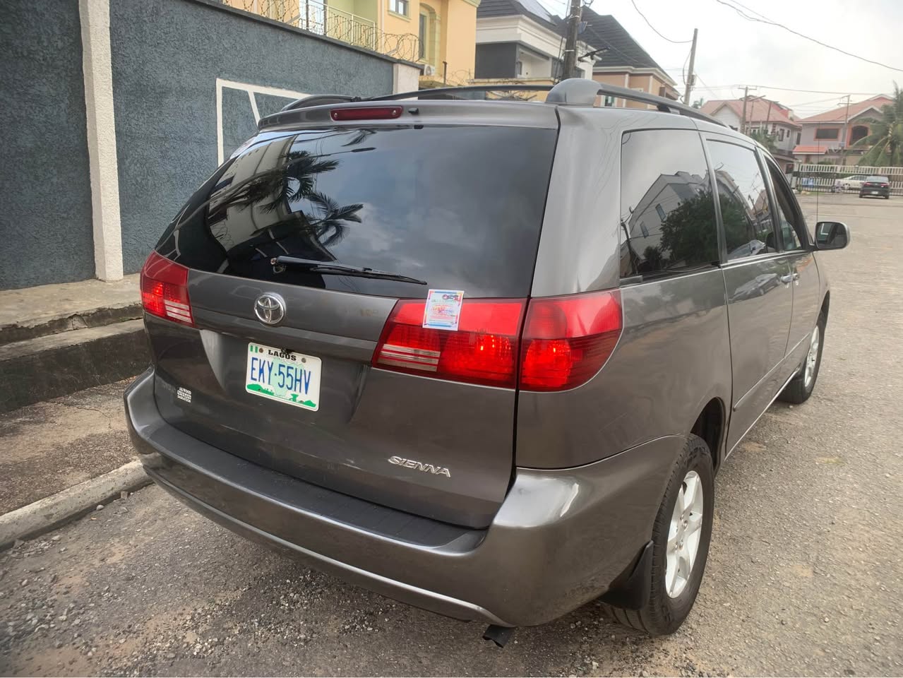 A picture of Toyota sienna 2005 model