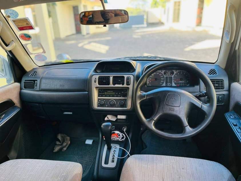 A picture of 2004 Suzuki Pajero GDI