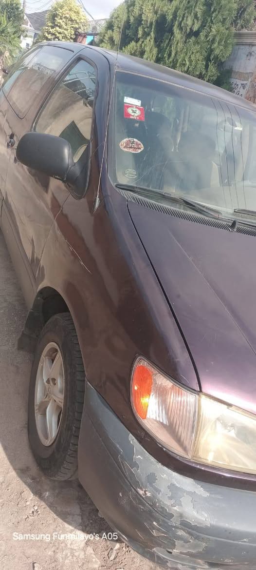 A picture of 2002 Toyota Siena