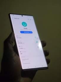 A picture of Galaxy S22 Ultra clean 
