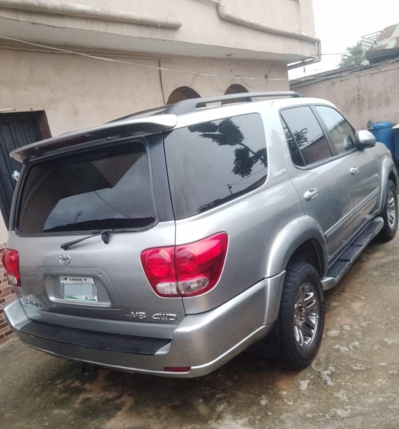 A picture of 2007 Toyota sequioa