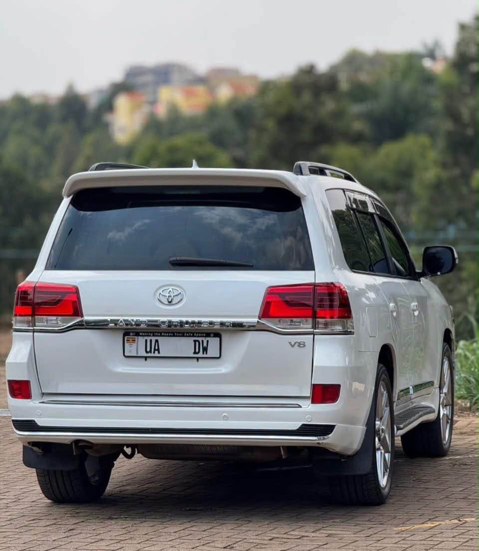 A picture of LANDCRUISER V8