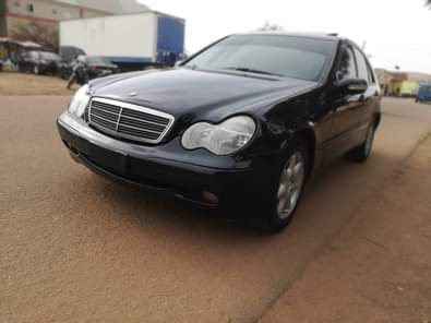 A picture of Neatly used 4 cylinder Mercedes Benz c200 04 05 model