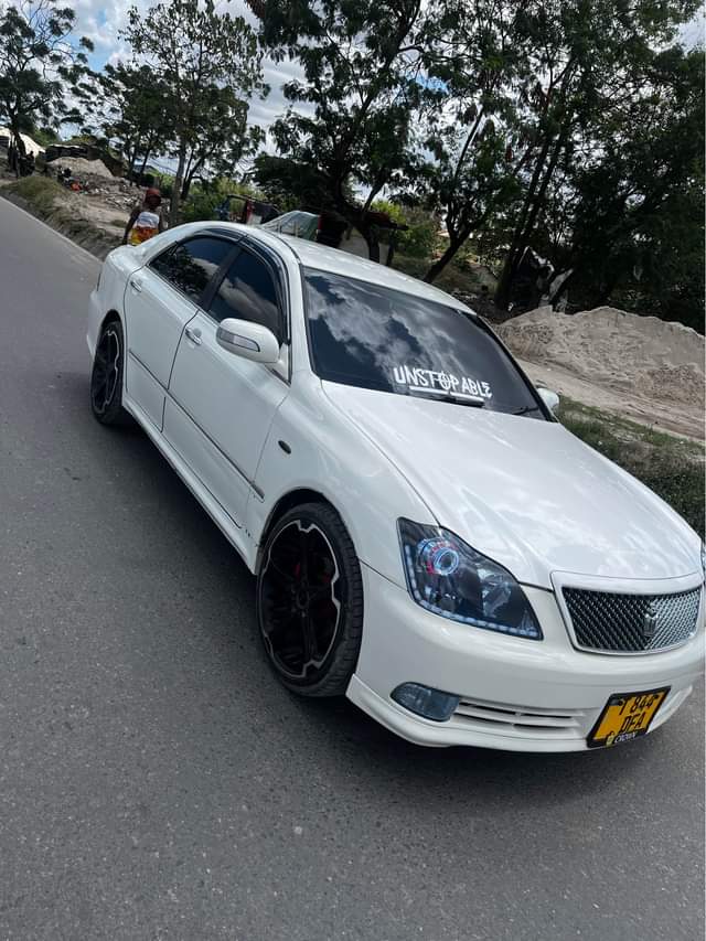 A picture of Toyota crown