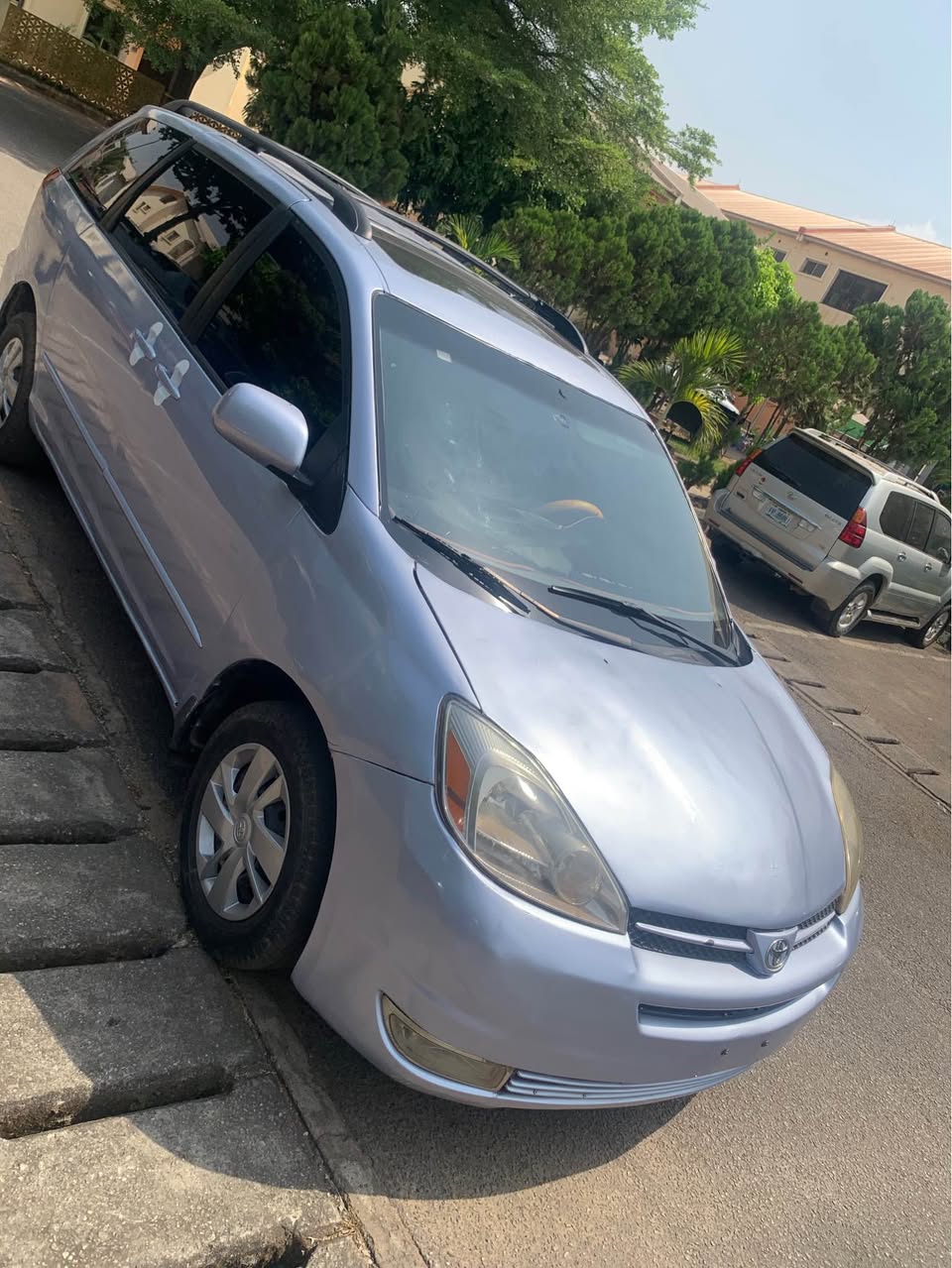 A picture of 2005 Toyota sienna