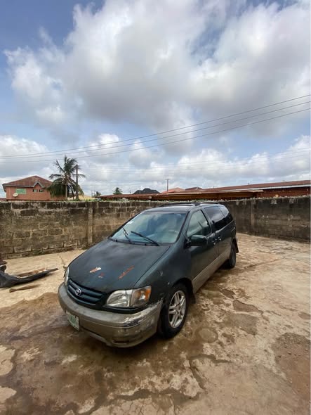 A picture of Toyota siennna