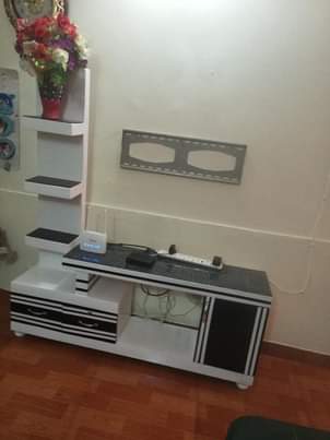 A picture of 5 seater original leather pure black 985k Tv stand 265k
