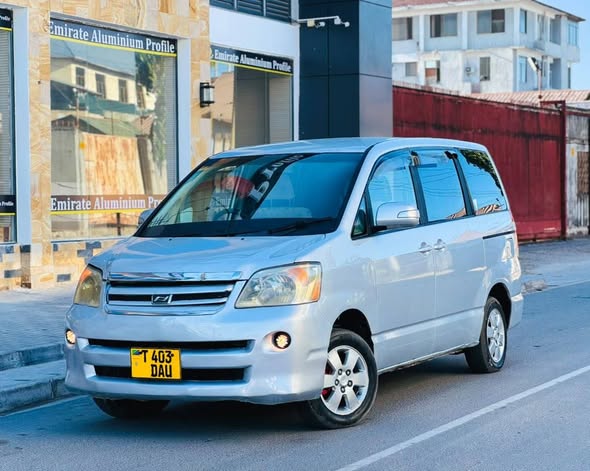 A picture of TOYOTA NOAH