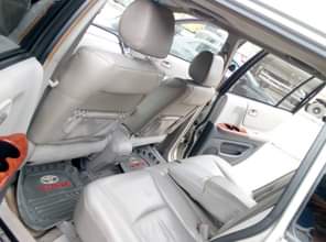 A picture of 2007 model toyota highlander sound engine and gearbox totally first