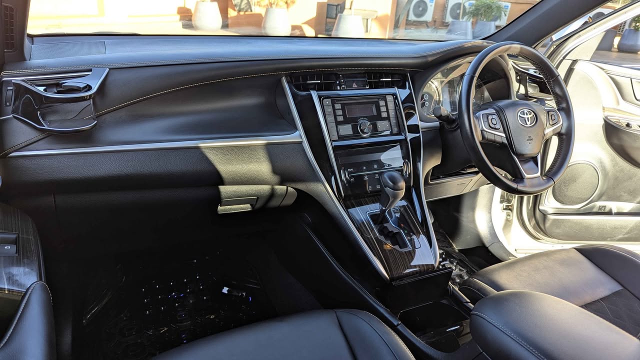 A picture of Toyota Harrier 2015model