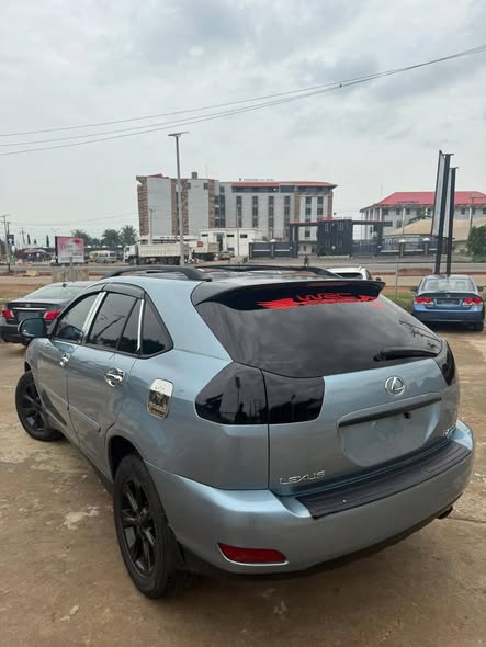 A picture of Lexus Rx330