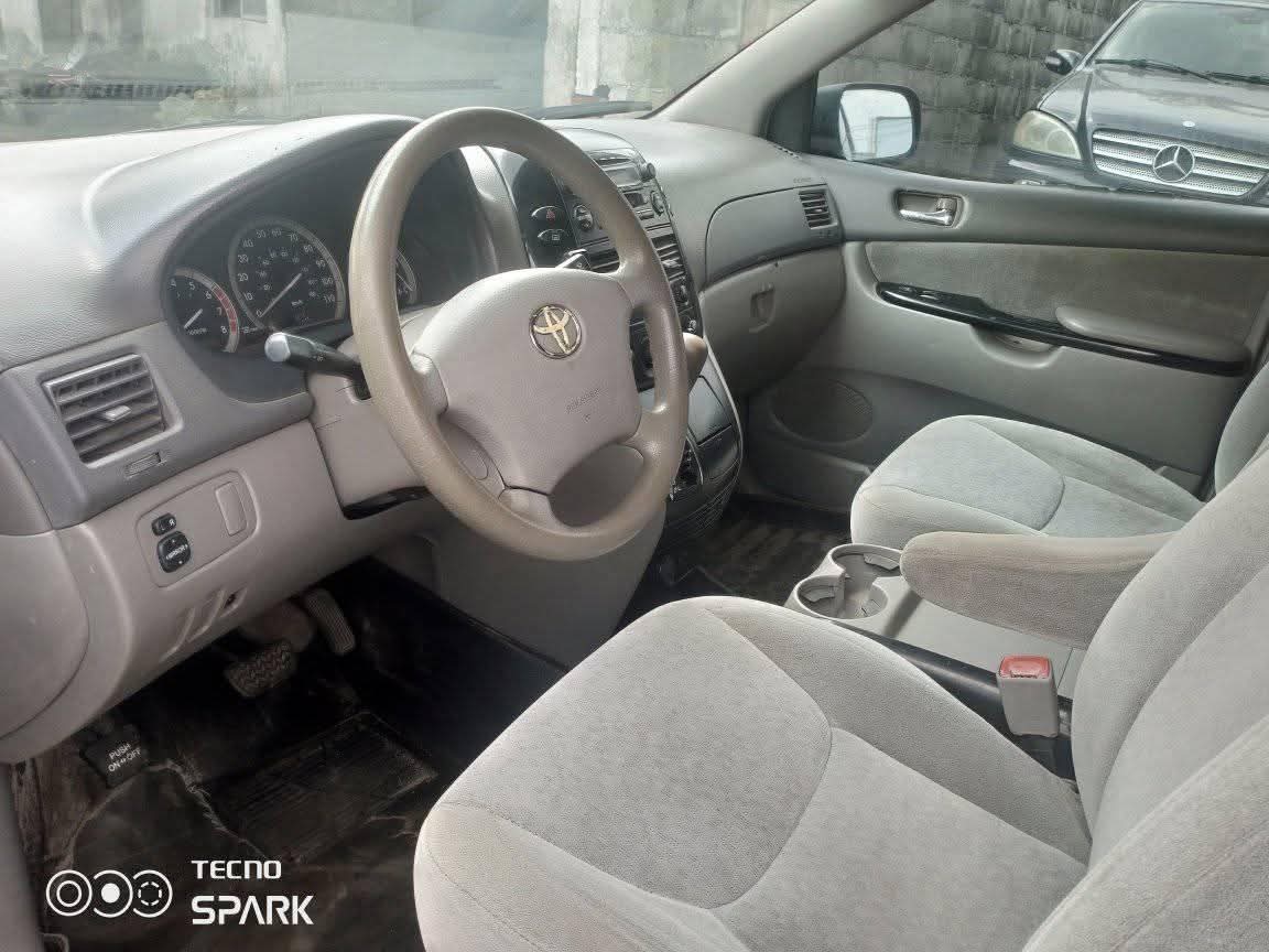 A picture of Toyota sienna 2005