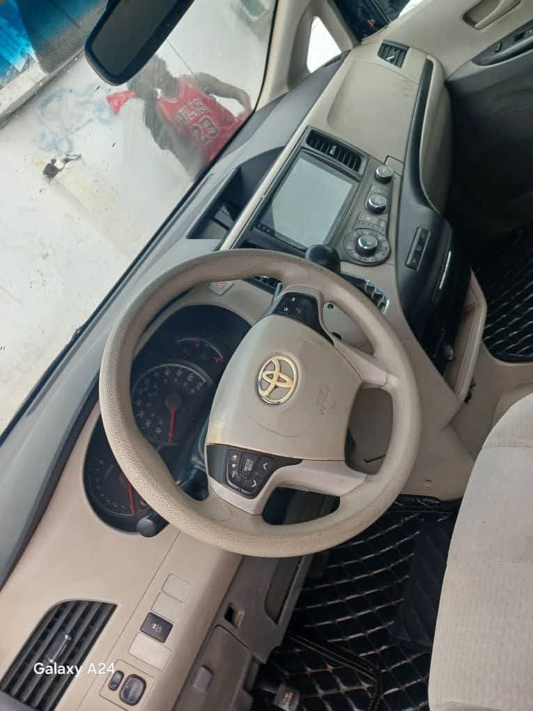 A picture of Toyota Sienna 2012